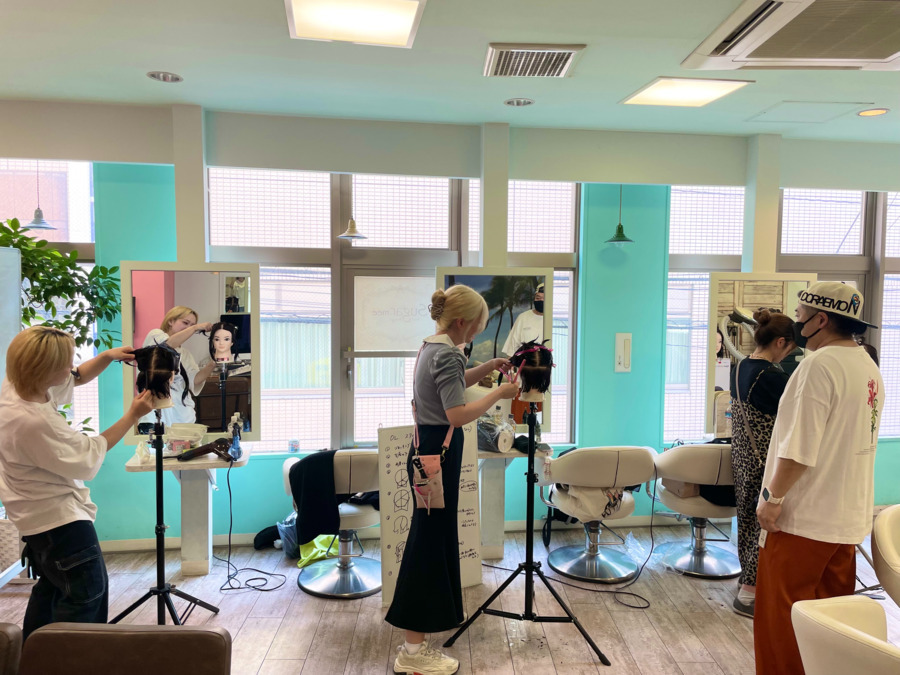 SUGAR sendai hair & nail（美容師の求人）の写真2枚目：営業時間内での練習