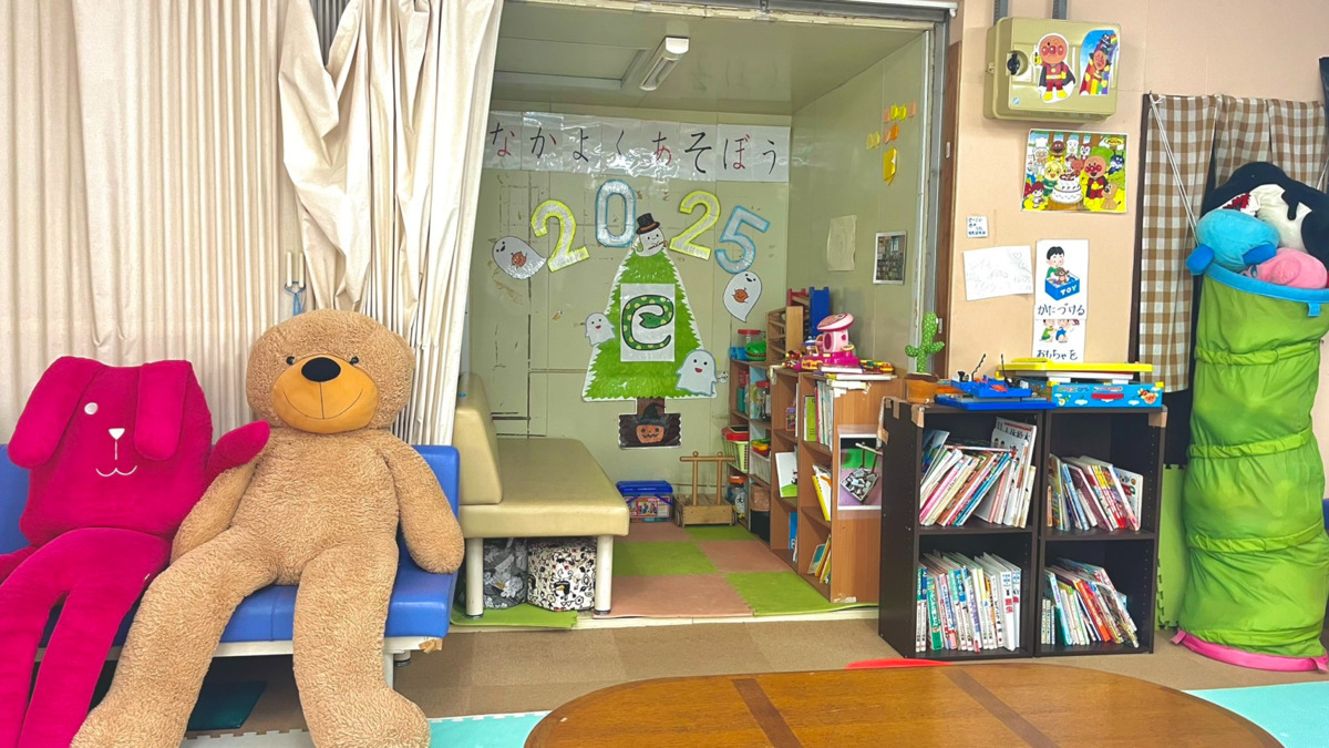 放課後等デイサービス はぴねす（児童指導員/指導員の求人）の写真6枚目：広い室内でのびのび過ごします
