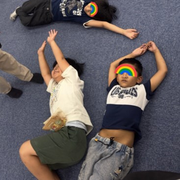 ハッピーテラス幸教室（児童指導員/指導員の求人）の写真18枚目：休み時間はリラックス・・・しすぎ！？