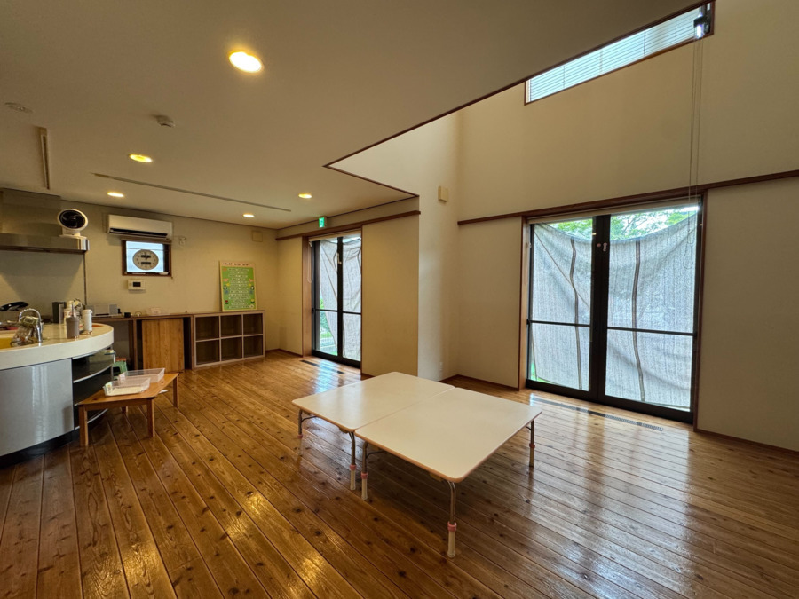 多機能型事業所ふぉるて（保育士の求人）の写真3枚目：メインのお部屋。オープンキッチンつき！