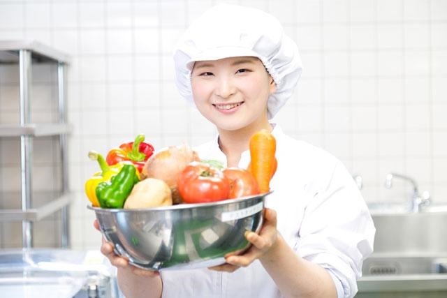 名阪食品株式会社　寝屋川市立田井小学校内の厨房の写真