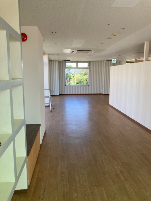 放課後等デイサービス フェニックスきっず（児童発達支援管理責任者の求人）の写真2枚目：入り口からの内観です。木目の温かい雰囲気にしてみました。
