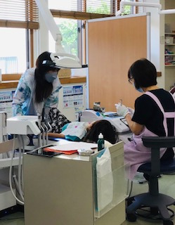 すずき歯科医院（歯科衛生士の求人）の写真6枚目：小児メンテナンス風景