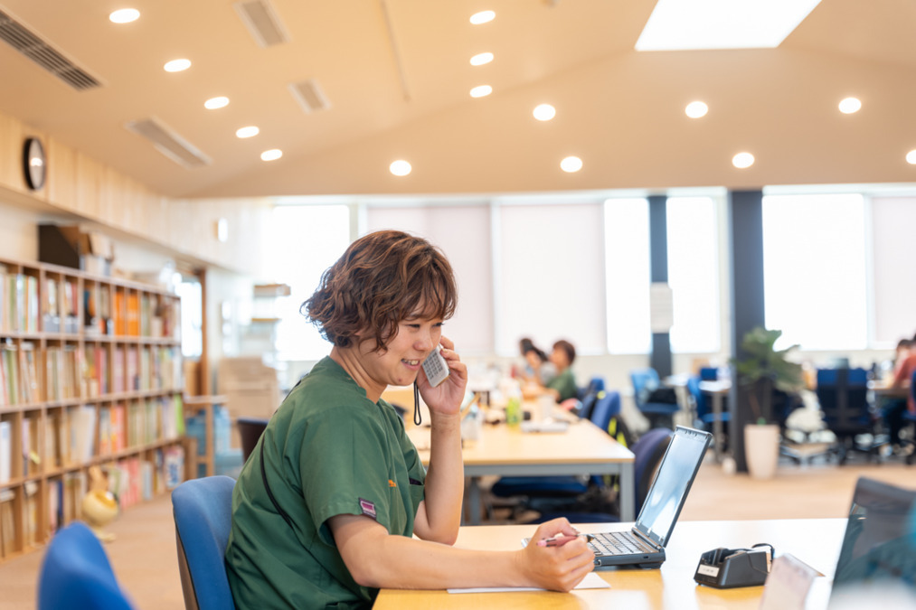 おうちとつなぐ居宅介護支援事業所の写真3枚目：電話、パソコン、FAXなどで、患者様や他事業所様と連携します。