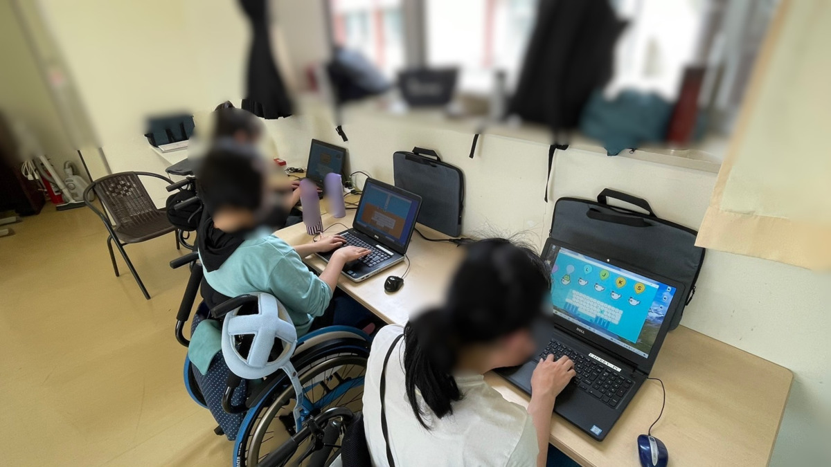 放課後等デイサービス　Cherry Blossom（児童指導員/指導員の求人）の写真20枚目：PC　タイピング