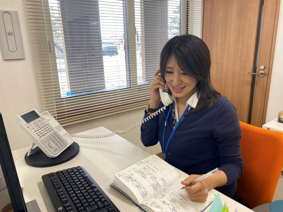 有料老人ホーム菜の花（介護事務の求人）の写真3枚目：電話応対や来客対応は、笑顔で対応しています