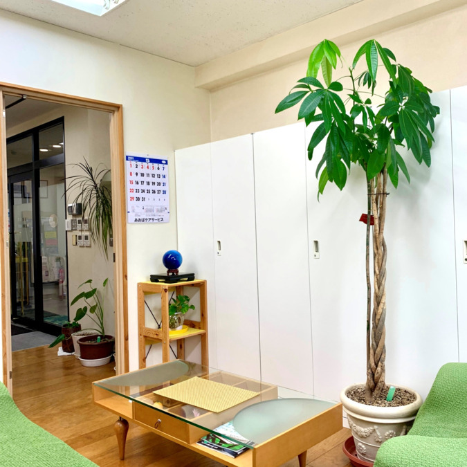 やすらぎ（介護職/ヘルパーの求人）の写真5枚目：ゆったりとした応接室では、面談や相談などで使用し、話しやすい空間に