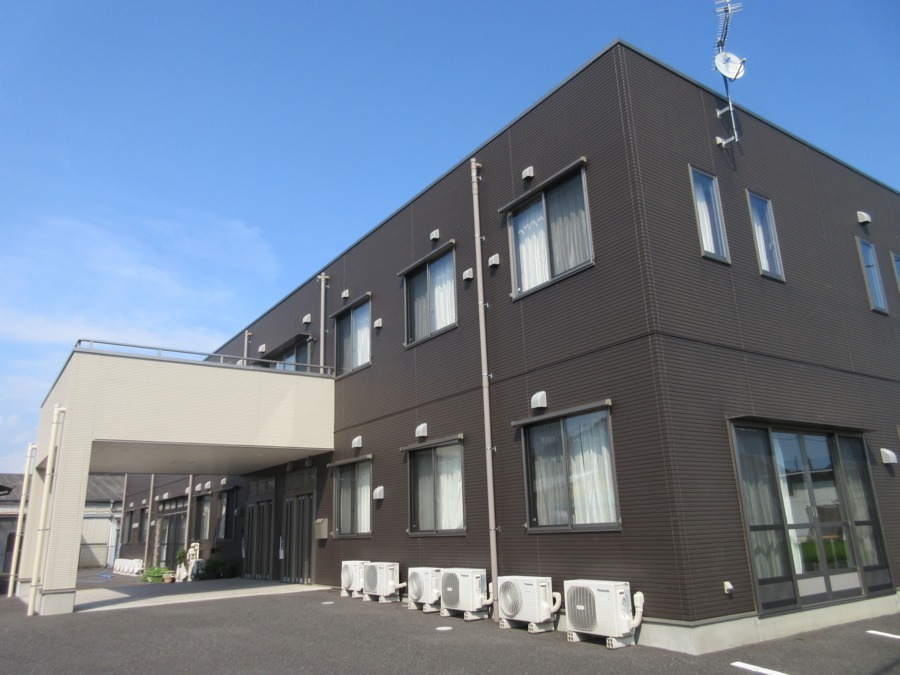 サービス付高齢者向住宅きらら(介護職/ヘルパーの求人)の写真:天の川きらら。外観です。真夏の1枚です。