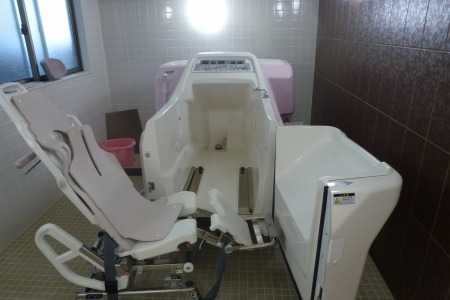 ミモザ三郷鷹野介護付きホームの写真5枚目：機械浴室となります♨その方に合ったケアの提供が可能です。