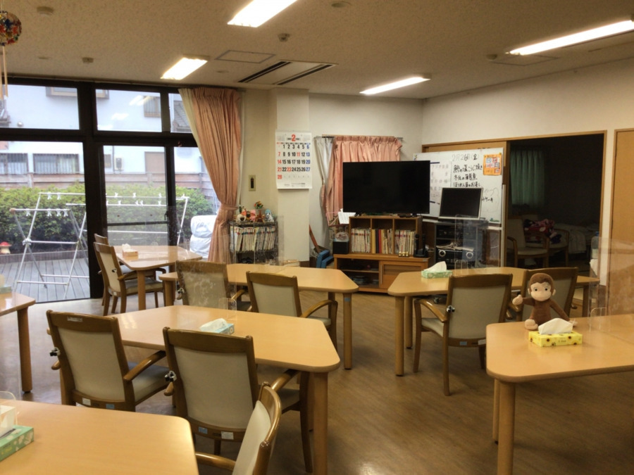ミモザ寒川デイサービスの写真2枚目：食堂兼機能訓練室です。施設内は掃除のよく行き届いた明るく清潔な空間となります♪