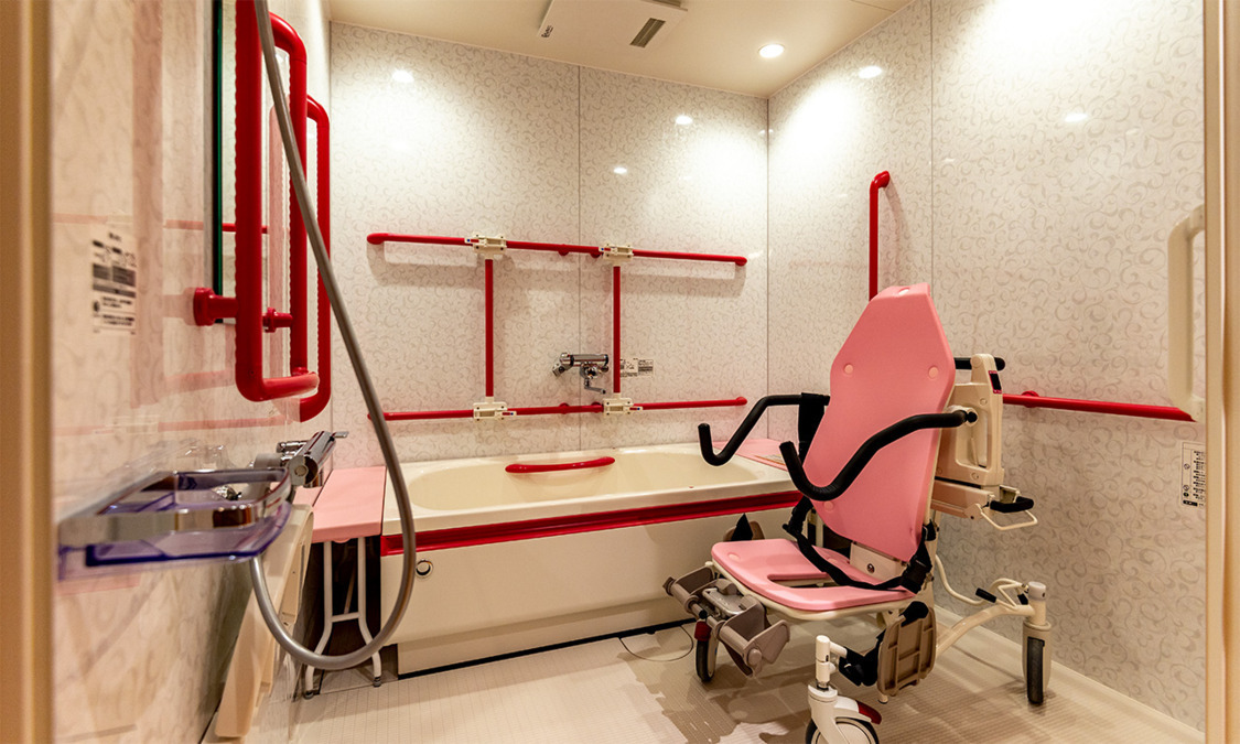 地域密着型特別養護老人ホーム(介護職/ヘルパーの求人)の写真3枚目:各ユニットにはリフト付きも浴室完備