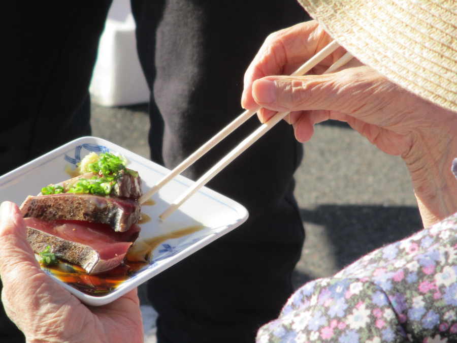 上牧の郷デイサービスセンター(介護職/ヘルパーの求人)の写真2枚目:自然光の中で楽しむ屋外の食レク風景