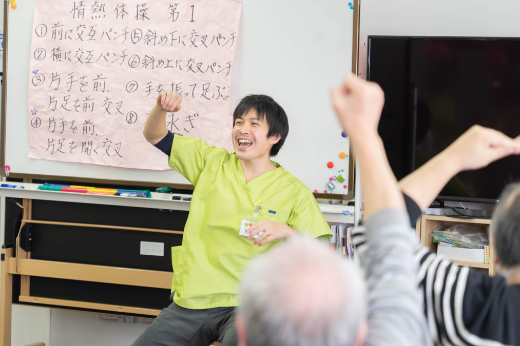 地域リハビリケアセンターこんぱす春日部（理学療法士の求人）の写真1枚目：集団リハビリ体操