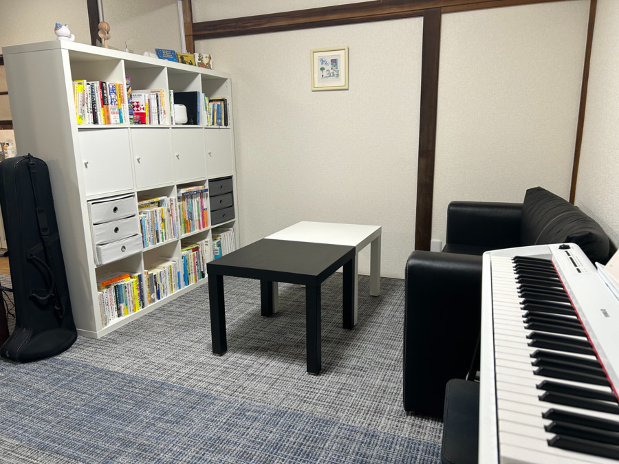 TSUKASA訪問看護ステーション（看護師/准看護師の求人）の写真3枚目：事務所内装①遊び心と書籍がいっぱいの休憩ソファ。