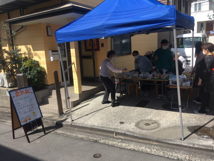 障害福祉サービス事業所　麦の丘（看護師/准看護師の求人）の写真7枚目：月1回の店頭販売「麦の丘まるしぇ」開催