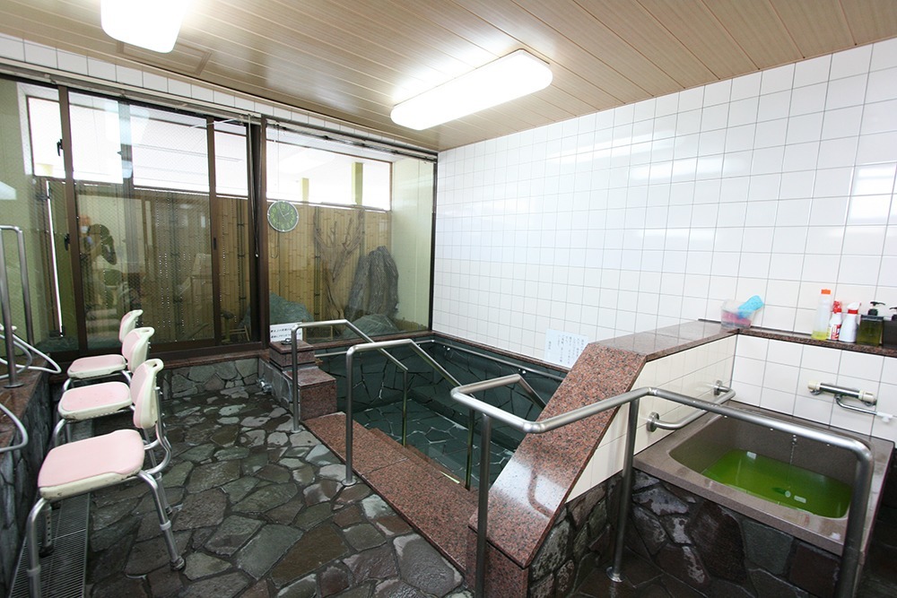 やすらぎの村デイサービスセンター富田林の写真3枚目：のびのびと入浴できる大きなおふろです