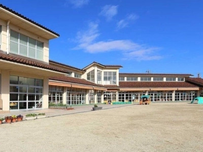 豊田花園幼稚園（幼稚園教諭の求人）の写真4枚目：広い園庭と大きな園舎が特長です。