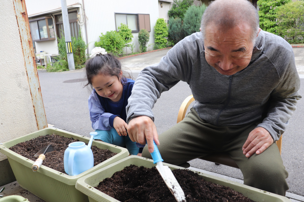 テラスあるてあ（作業療法士の求人）の写真3枚目：子ども達に野菜の植え方を教えてくれました(^_^)