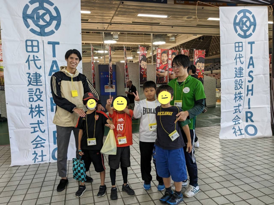 放課後等デイサービス　ここから仲ばる（保育士の求人）の写真10枚目：スポーツ観戦にお出かけ♪