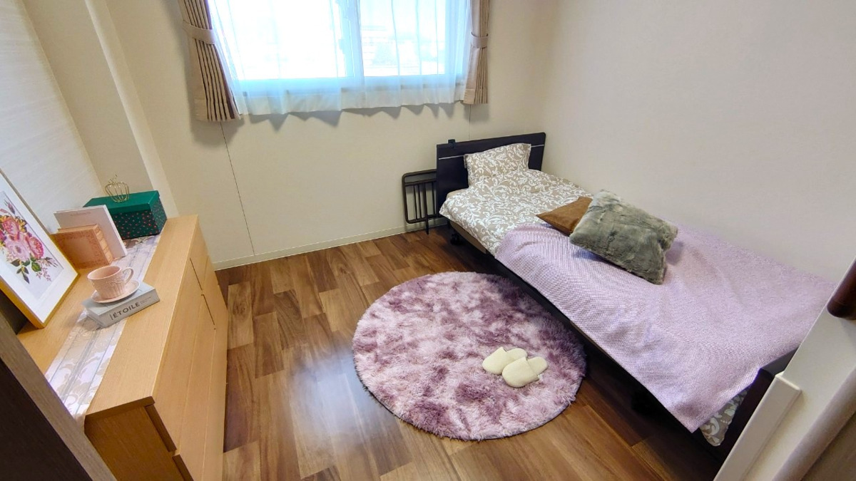 ミモザ前橋介護付きホームの写真5枚目：ご利用者の居室です。施設では職員一同、温かく家庭的な介護の提供に努めております！