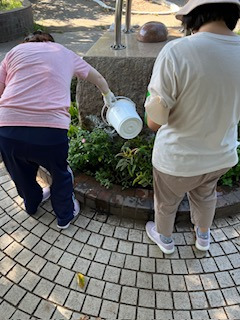 たしざん生活実習所（生活支援員の求人）の写真4枚目：利用者さんと一緒のに花壇ボランティアに行きます。