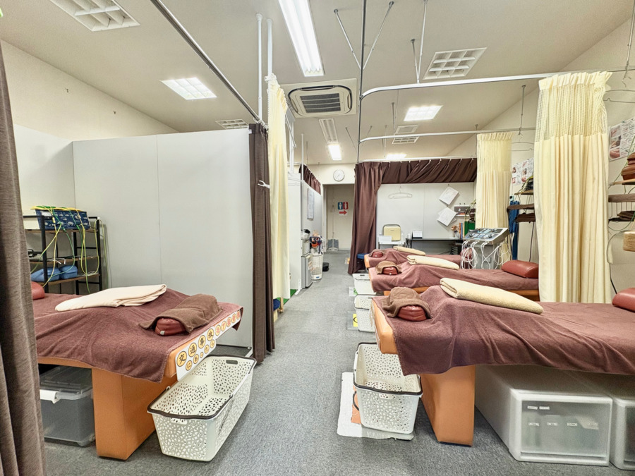 モア整骨院（柔道整復師の求人）の写真4枚目：明るく清潔な施術室です。