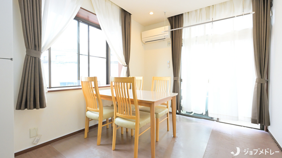 ラ・メゾン大原の写真6枚目：明るい日差しが差し込むリビングです