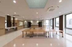 草加松原整形外科医院（薬剤師の求人）の写真6枚目：病棟に広々としたデイルームを設け、食事や談笑に集って頂いています