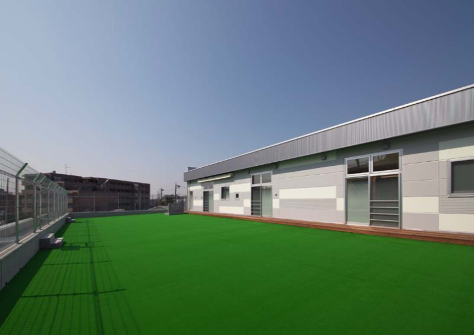 すくすくの杜 戸田駅前保育園【2025年04月01日オープン】（保育士の求人）の写真3枚目：人工芝の広い園庭も！