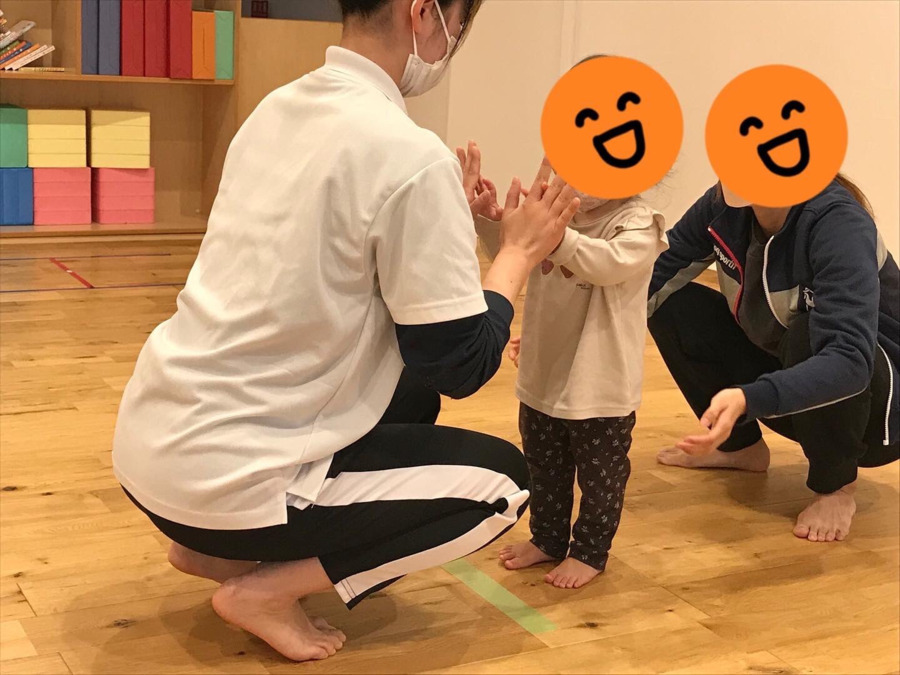 chouchou吉岡(児童発達支援所)(保育士の求人)の写真:先生と押し相撲!力強く押せたかな?
