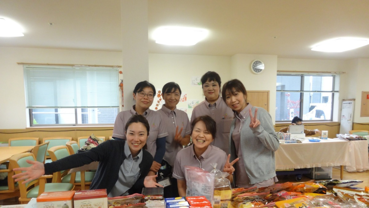 サービス付き高齢者向け住宅 コミュニティホームあんり南江口(管理職(介護)の求人)の写真4枚目:食堂を使って、訪問デパートを開催♪♪