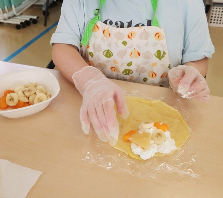 放課後等デイサービス　Cherry Blossom（児童指導員/指導員の求人）の写真9枚目：おやつ作り　クレープ