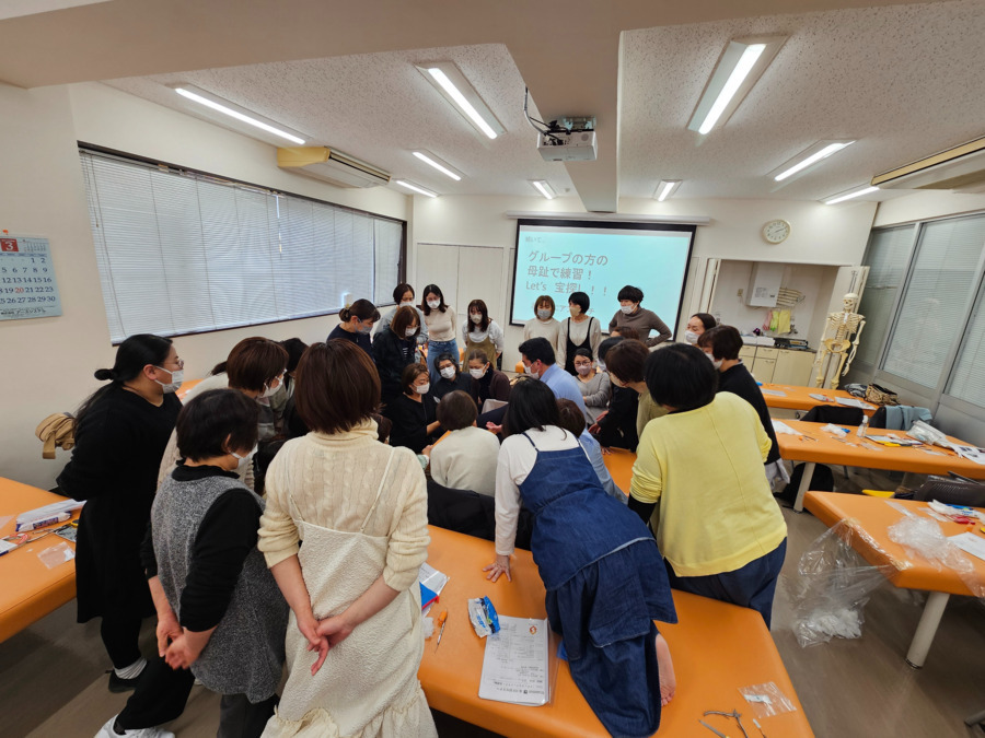 トータルライフケア越谷  訪問看護ステーション（医療事務/受付の求人）の写真6枚目：質の高いサービスを提供するために勉強会を高頻度で開催しています。