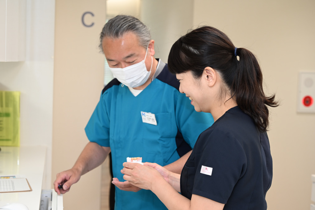 星野歯科クリニック（歯科医師の求人）の写真21枚目：技術の追求を応援。 ドクター同士が活発に意見交換し、知識を深めています!!