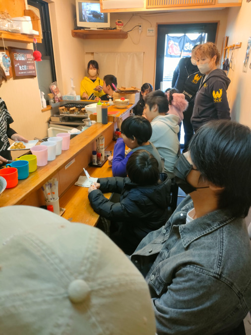 放課後等デイサービス ウィズ神戸（児童指導員/指導員の求人）の写真9枚目：近所のたこ焼き屋で1人500円持って、注文＆食事体験。昔ながらの地域交流体験。