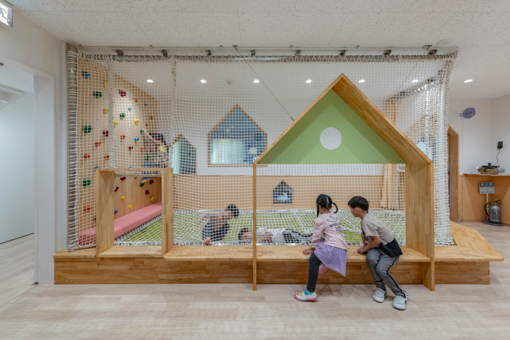 明治保育園（保育士の求人）の写真4枚目：ネット遊具とボルタリングで室内遊びできます。