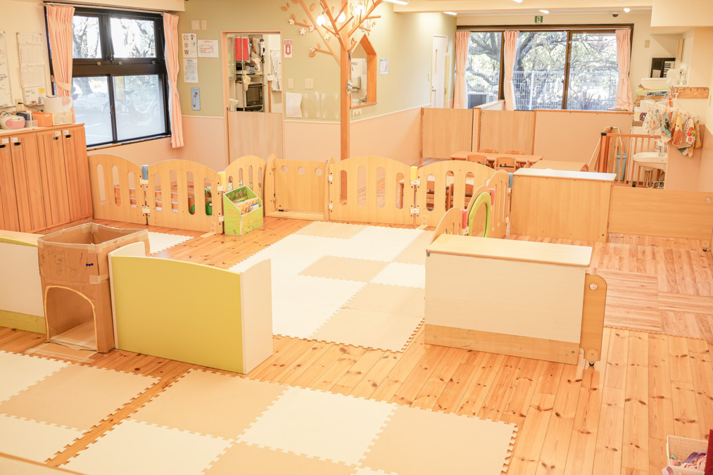 第四ゆりの花保育園（看護師/准看護師の求人）の写真7枚目：木のぬくもりを感じる保育室です。