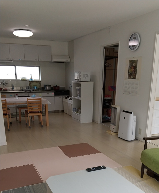 こはく鶴ヶ谷（サービス管理責任者の求人）の写真3枚目：リビング＆キッチン