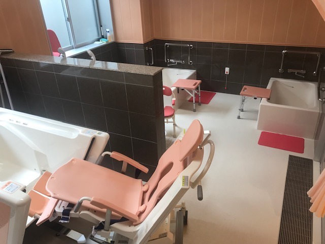 デイサービスセンター益富の楽園の写真6枚目：個浴以外にも身体の状態に合わせて機械浴（座浴・手前）も用意