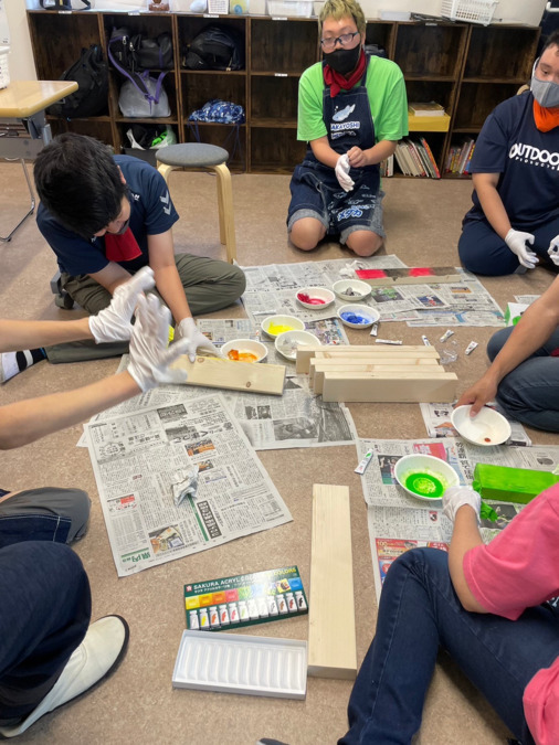 なかよし（生活支援員の求人）の写真4枚目：ペンキがつかないよう、なかよしのエプロンをして作業中