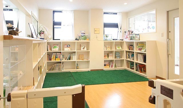 第二尚花愛児園の写真3枚目：図書コーナー♪
保護者の方とお子さんがほっと一息つける場所にもなっています。