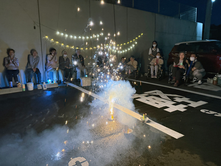 住宅型有料老人ホーム ユタリト船橋【2025年02月01日オープン】(介護職/ヘルパーの求人)の写真5枚目:楽しく生ききる(花火イベント)