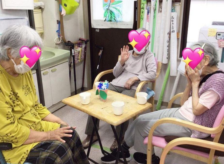 柳田デイサービス (看護師/准看護師の求人)の写真4枚目:作品作りの後のホッとひと時🍵