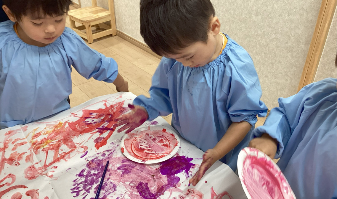 アベニール保育園（保育士の求人）の写真9枚目：筆を使って大きな紙にみんなでお絵描き☆