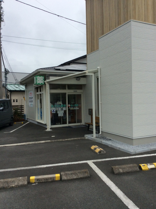 あい薬局の写真2枚目：入口右側、密改善の為、待合室増築済み（令和3年3月）