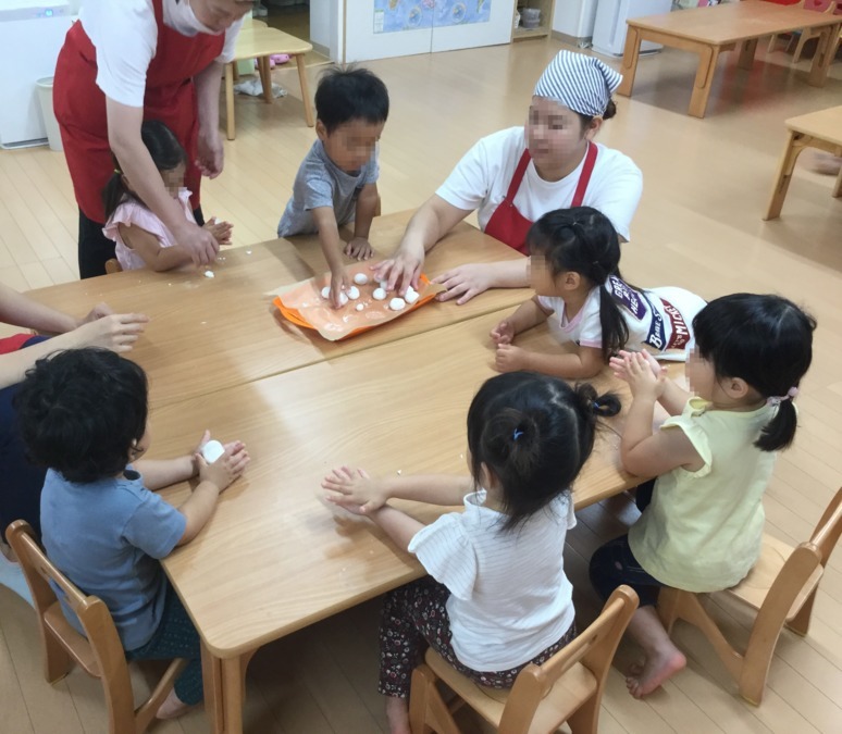 マグハウス都立大学（管理栄養士/栄養士の求人）の写真2枚目：お月見団子作り。コロコロ丸めて…じょうずにできた！