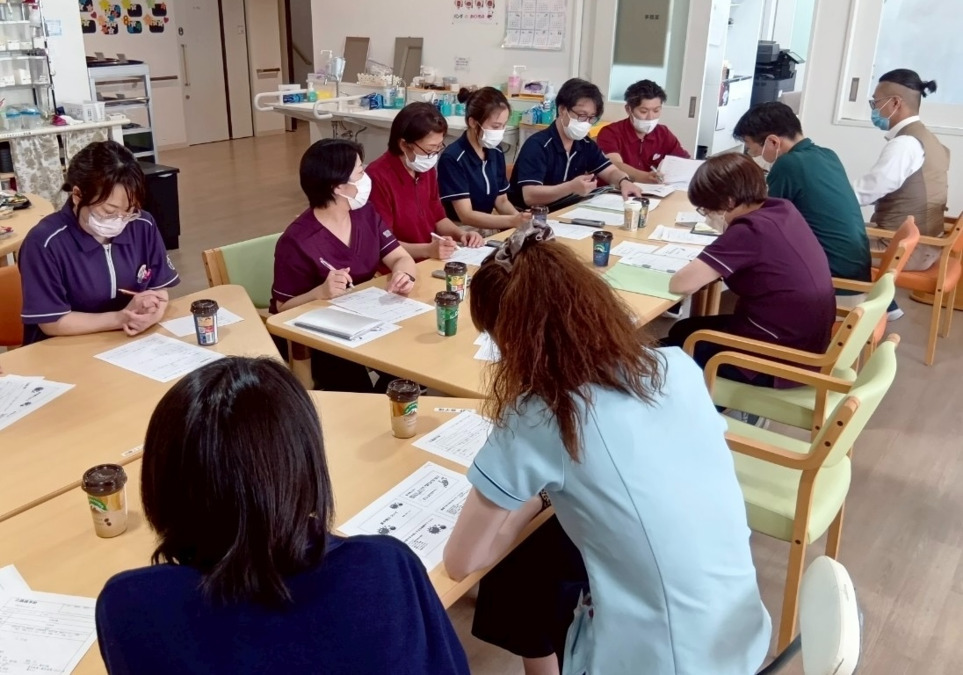 訪問介護事業所いろどり（ナーシングホームいろどり）（介護職/ヘルパーの求人）の写真4枚目：月に一度の全体ミーティングの様子です。