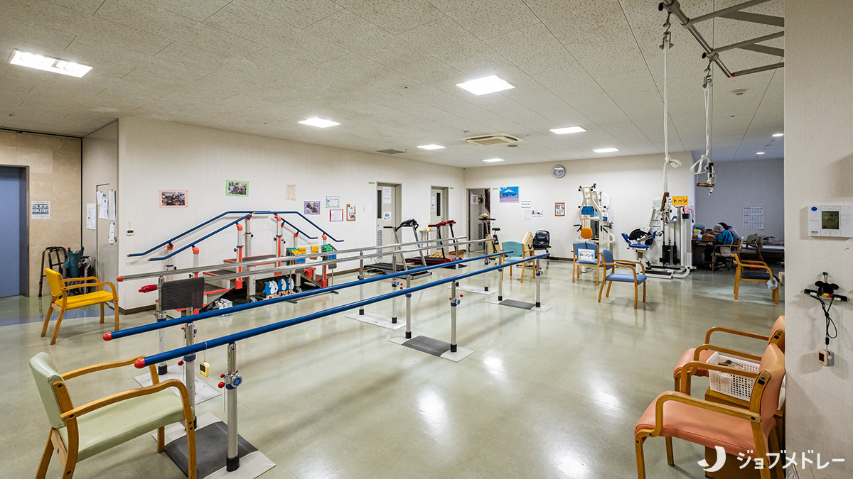 介護老人保健施設ヒューマンライフ富士（介護職/ヘルパーの求人）の写真12枚目：さまざまな機器が設置されたリハビリ室です