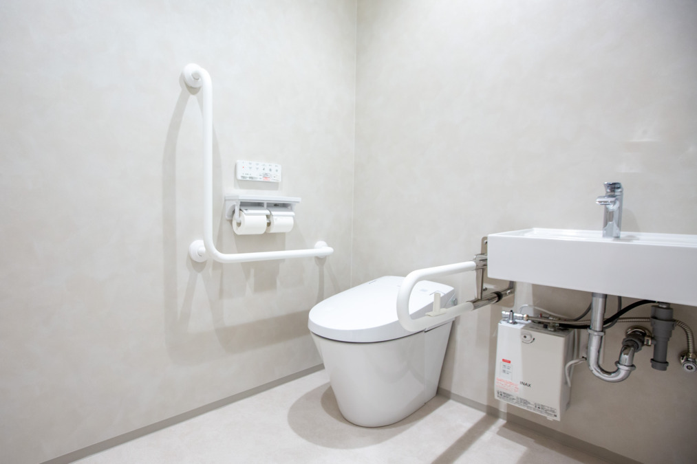 京都河原町スマイルデザイン歯科・矯正歯科【2025年09月16日オープン】の写真7枚目：手すり付きのお手洗い