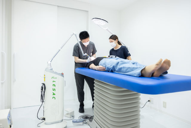 けんおう皮フ科クリニック【2025年07月03日オープン】(看護師/准看護師の求人)の写真5枚目:先進設備を備えた手術室